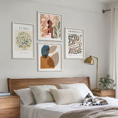 Tavelvägg ovanför soffa Boho estetiska pastellfärgade posters