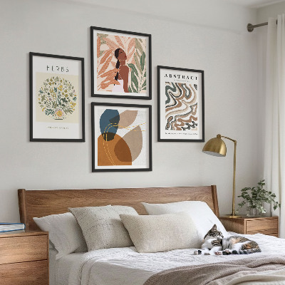 Tavelvägg ovanför soffa Boho estetiska pastellfärgade posters