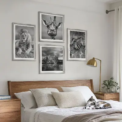 Tavelvägg med 4 tavlor med motiv av vilda djur som lejon, jaguar, giraff och zebror