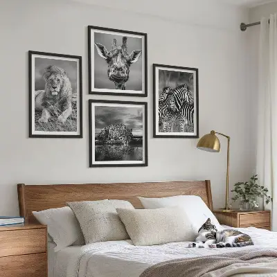 Tavelvägg med 4 tavlor med motiv av vilda djur som lejon, jaguar, giraff och zebror