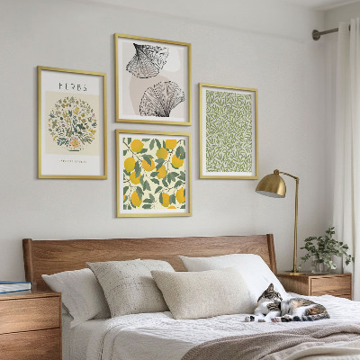 Tavelvägg ovanför soffa Citronörter och blad