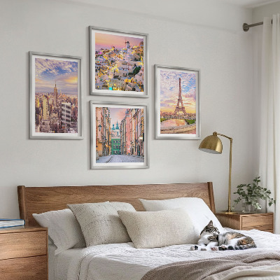 Tavelvägg ovanför soffa New York Paris Oia Warszawa skymning