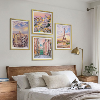 Tavelvägg ovanför soffa New York Paris Oia Warszawa skymning