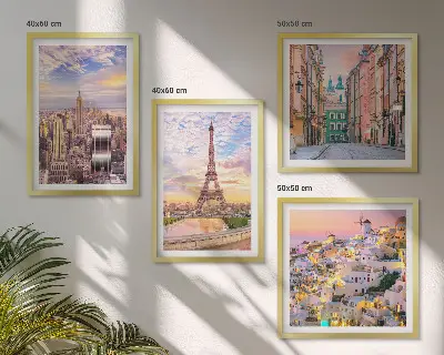 Tavelvägg ovanför soffa med motiv av New York, Paris, Oia och Warszawa i skymning