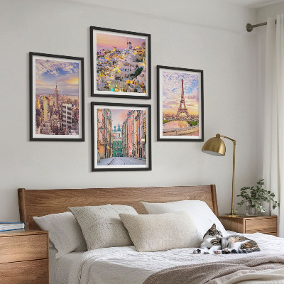 Tavelvägg ovanför soffa New York Paris Oia Warszawa skymning