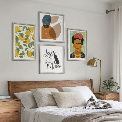 Tavelvägg ovanför soffa Citroner och vinporträtt av Frida