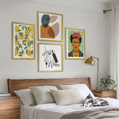 Tavelvägg ovanför soffa Citroner och vinporträtt av Frida