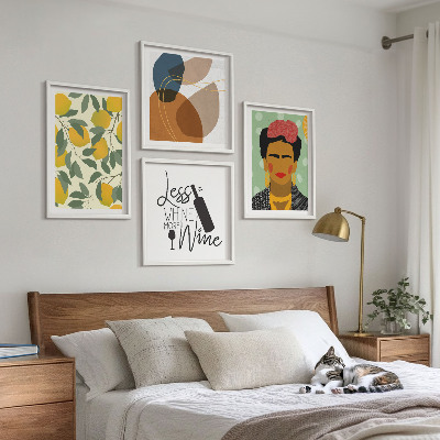 Tavelvägg ovanför soffa Citroner och vinporträtt av Frida