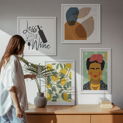 Tavelvägg ovanför soffa Citroner och vinporträtt av Frida