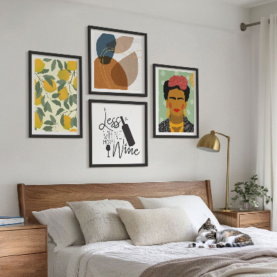 Tavelvägg ovanför soffa Citroner och vinporträtt av Frida