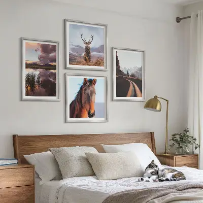 Tavelvägg med 4 tavlor med motiv av bergslandskap, renar och häst