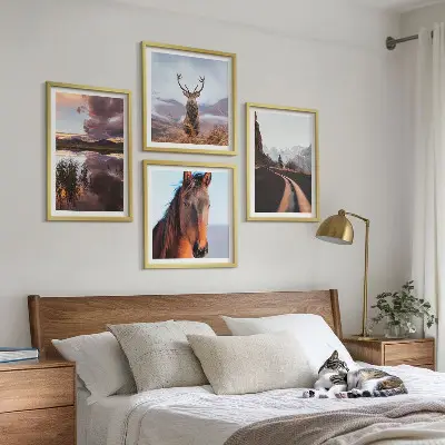 Tavelvägg med 4 tavlor med motiv av bergslandskap, renar och häst