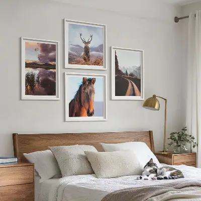 Tavelvägg med 4 tavlor med motiv av bergslandskap, renar och häst
