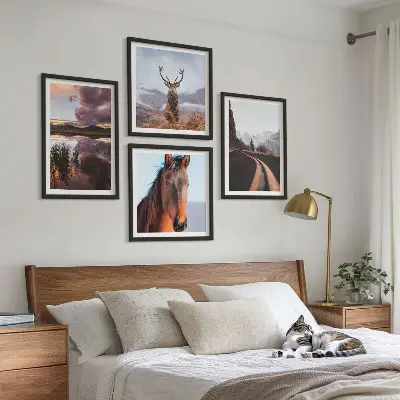 Tavelvägg med 4 tavlor med motiv av bergslandskap, renar och häst