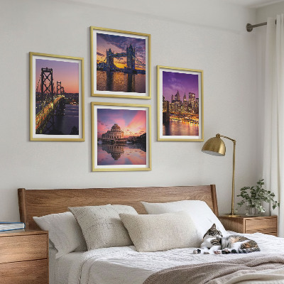 Tavelvägg ovanför soffa Broar, sol, stadsutsikt