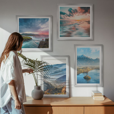 Tavelvägg ovanför soffa Bergslandskap vattenfall