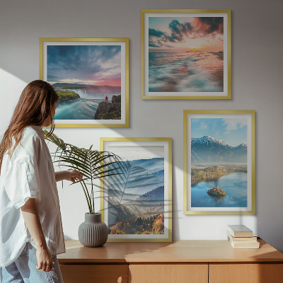 Tavelvägg ovanför soffa Bergslandskap vattenfall