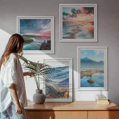 Tavelvägg ovanför soffa Bergslandskap vattenfall
