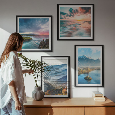 Tavelvägg ovanför soffa Bergslandskap vattenfall
