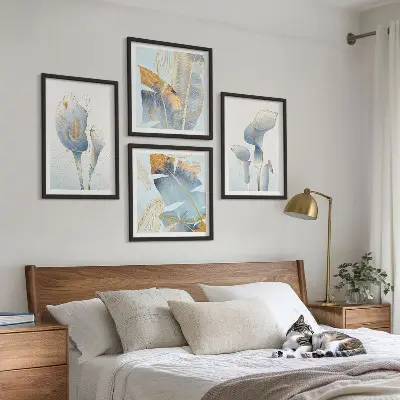 Blå blommor i bakgrunden set om 4 tavlor