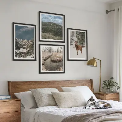Tavelvägg med 4 tavlor med berg, snö, hjort och skogslandskap