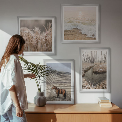 Tavelvägg ovanför soffa Hästar landskap sjögräs skog