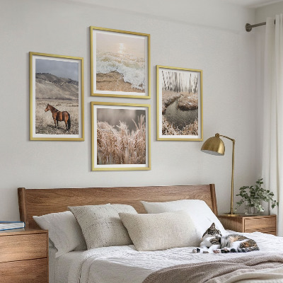 Tavelvägg ovanför soffa Hästar landskap sjögräs skog