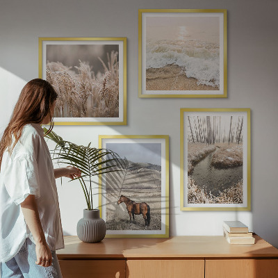 Tavelvägg ovanför soffa Hästar landskap sjögräs skog