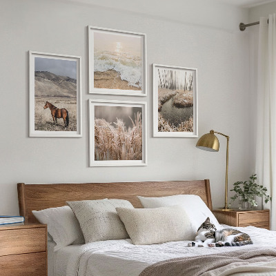 Tavelvägg ovanför soffa Hästar landskap sjögräs skog