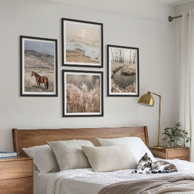 Tavelvägg ovanför soffa Hästar landskap sjögräs skog