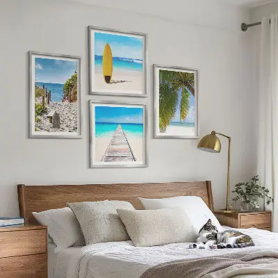 Tavelvägg med 4 tavlor med motiv av semesterutsikt över strand och palmer