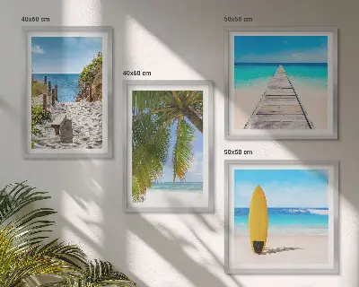 Tavelvägg med 4 tavlor med motiv av semesterutsikt över strand och palmer
