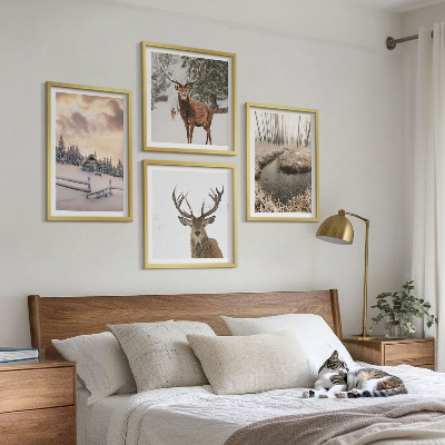 Tavelvägg ovanför soffa Vinterlandskap med rådjur