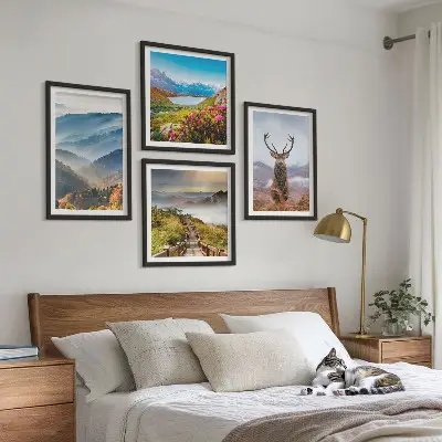 Tavelvägg med 4 tavlor med motiv av bergslandskap, sjö och hjort