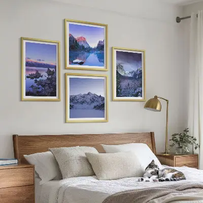 Tavelvägg ovanför soffa bergslandskap med solnedgång vid vatten