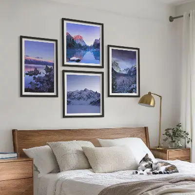 Tavelvägg ovanför soffa bergslandskap med solnedgång vid vatten