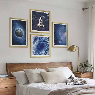 Tavelvägg ovanför soffa Jorden rymdstorm galax