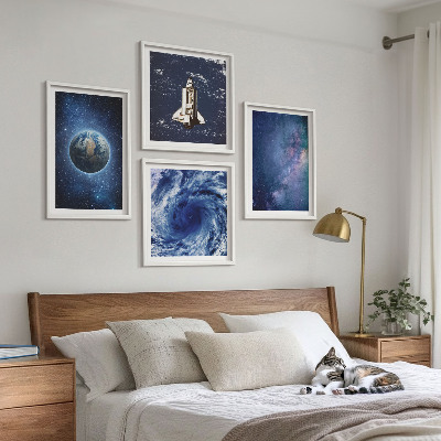 Tavelvägg ovanför soffa Jorden rymdstorm galax