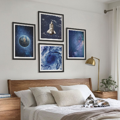 Tavelvägg ovanför soffa Jorden rymdstorm galax