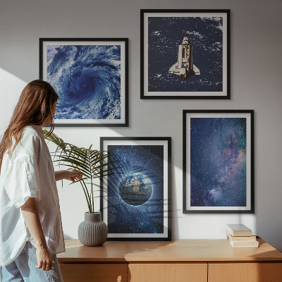 Tavelvägg ovanför soffa Jorden rymdstorm galax