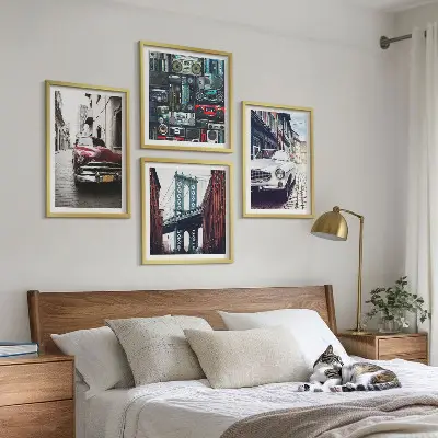 Tavelvägg med 4 tavlor med retro motiv av gamla bilar i Brooklyn