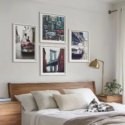 Tavelvägg med 4 tavlor med retro motiv av gamla bilar i Brooklyn