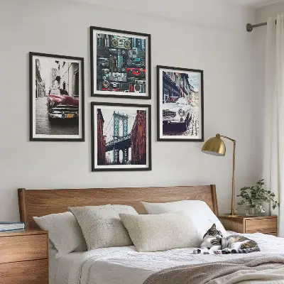 Tavelvägg med 4 tavlor med retro motiv av gamla bilar i Brooklyn