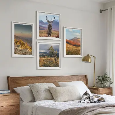 Bergslandskap med hjortgräs tavelvägg ovanför soffan