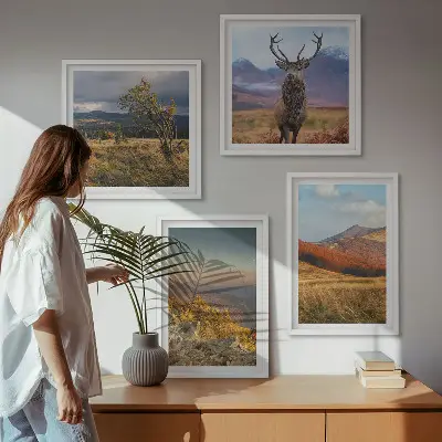 Bergslandskap med hjortgräs tavelvägg ovanför soffan