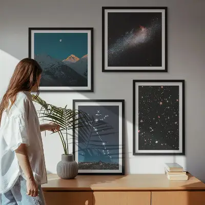 Kosmiska landskap i Fiskarnas berg tavelvägg ovanför soffa