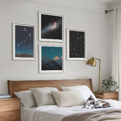 Tavelvägg ovanför soffa Stenbockens stjärnbild galax