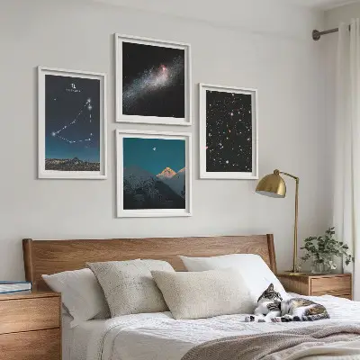 Stenbockens stjärnbild galax tavelvägg ovanför soffa