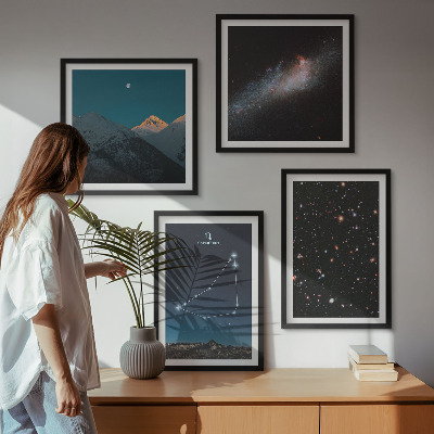 Tavelvägg ovanför soffa Stenbockens stjärnbild galax