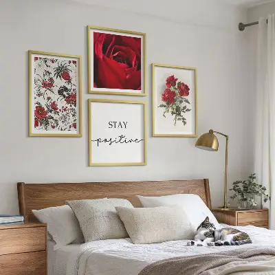 Tavelvägg med 4 motiv röda rosor med blomsterinskription